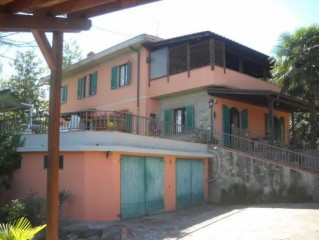 Figline e Incisa villa su tre livelli con autorimessa cantine e vasti terreni
