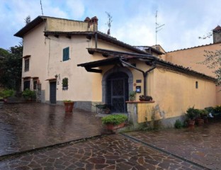 Lastra a Signa via Carcheri terratetto su due livelli di 5 vani oltre accessori